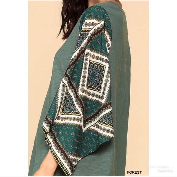 Scarf Printed Diagonal Sleeve Top. Size Large - Picture 4 of 4